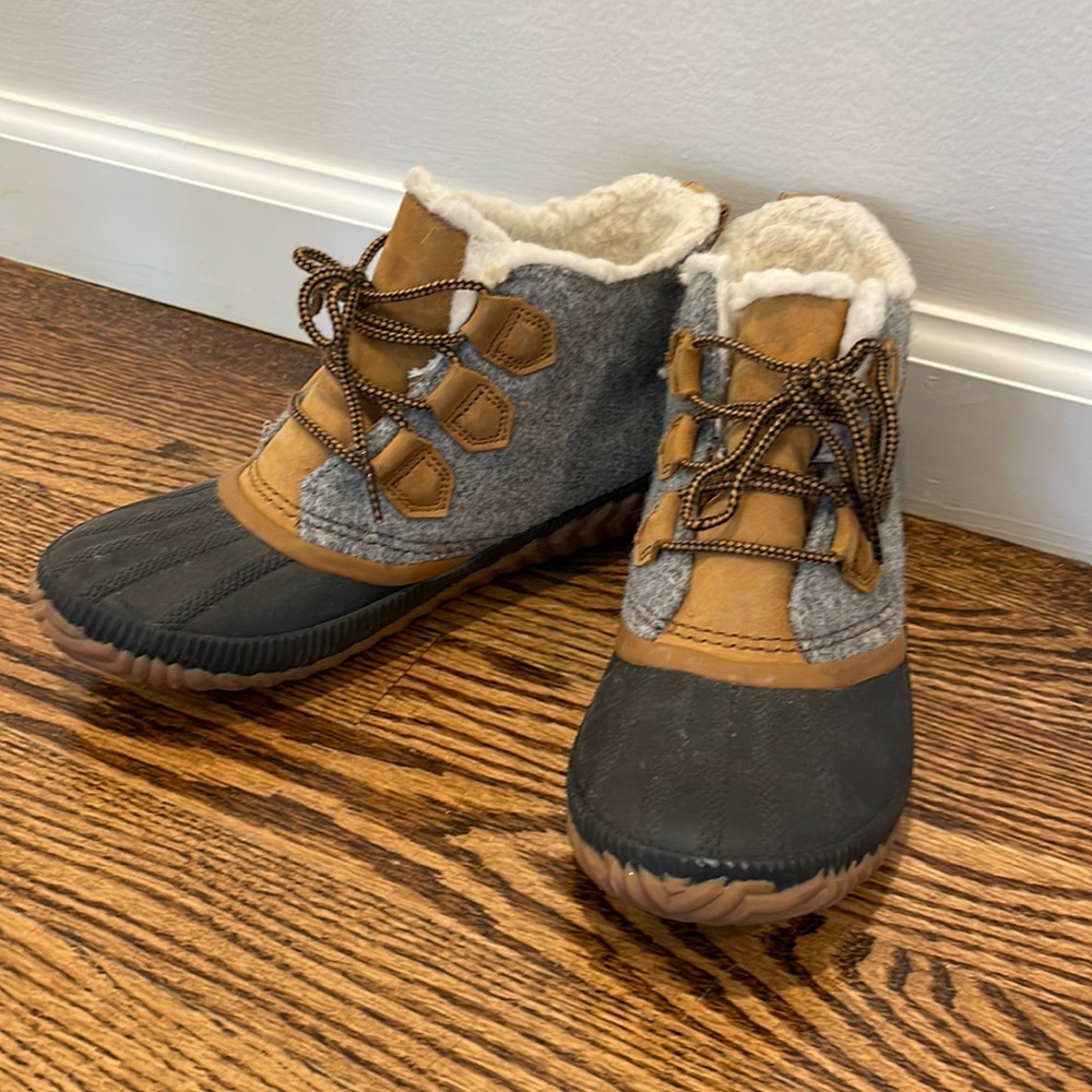 SOREL “Out N About plus boots” size 8.5  felt/quarry